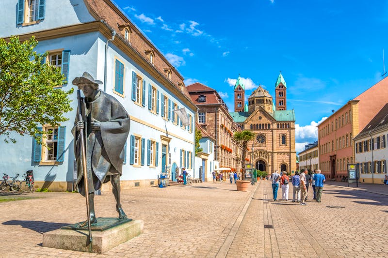 Speyer - Pilgerfigur und Dom - ©Sina Ettmer - stock.adobe.com