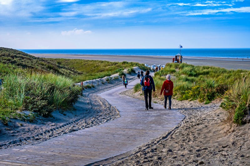 Dünen-Wanderung auf der Nordsee-Insel Spiekeroog - ©Olaf Schlenger - Adobe Stock