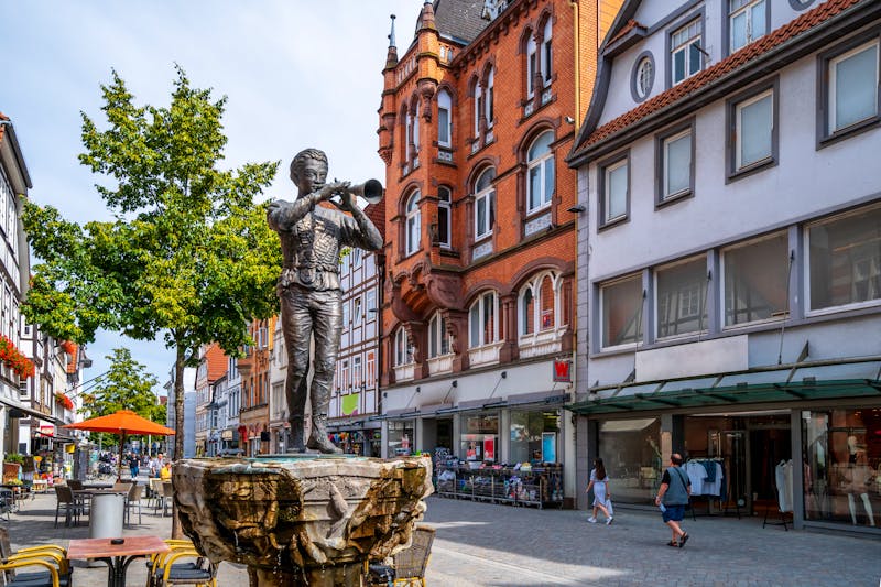 Hameln - Rattenfängerstatue in der Altstadt - ©Sina Ettmer - stock.adobe.com
