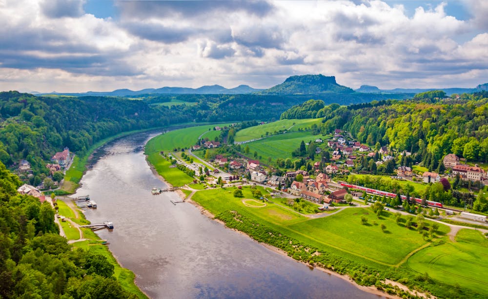 Elbsandsteingebirge und Elbtal bei Königstein &ndash; &copy; Erik Schumann - stock.adobe.com