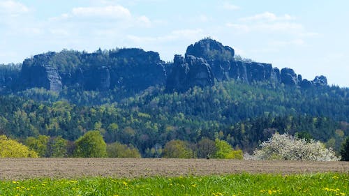 Blick von Altendorf zu den Schrammsteinen und zum Falkenstein &ndash; &copy; Dr. Bernd Gross - Wikimedia