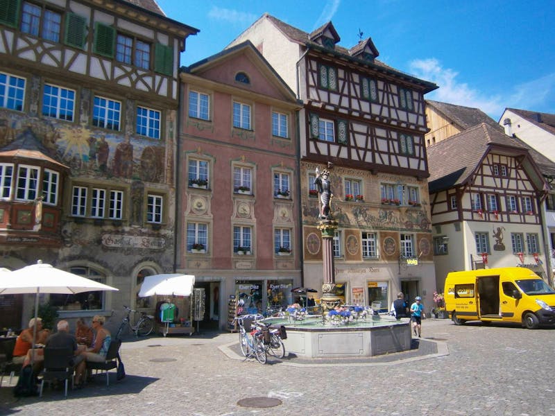 Stein am Rhein - Marktplatz mit Brunnen und prächtigen Fassadenmalereien - ©Karl-Heinz Meinig