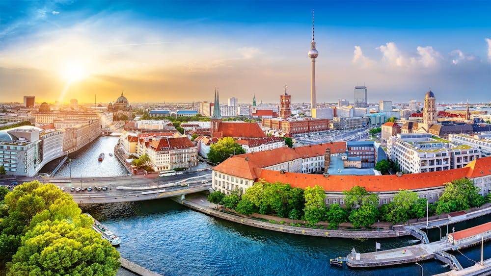 Sonnenuntergang in Berlin Mitte - Panoramablick auf Spree und Fernsehturm &ndash; &copy; ©frank peters - stock.adobe.com