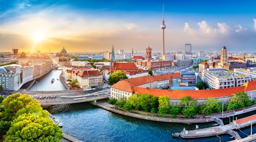 Sonnenuntergang in Berlin Mitte - Panoramablick auf Spree und Fernsehturm – © ©frank peters - stock.adobe.com