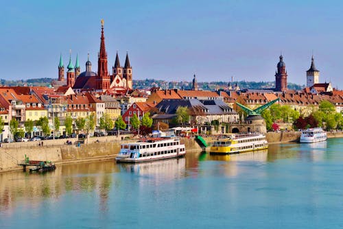 Würzburg - Altstadt mit Türmen und Main &ndash; &copy; Franz Gerhard - stock.adobe.com