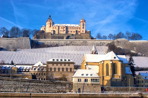 Würzburg - Blick zur Festung Marienberg &ndash; &copy; WernerHilpert - stock.adobe.com