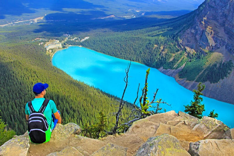 Blick auf den Lake Louise von oben beim Wandern - ©Klara - stock.adobe.com