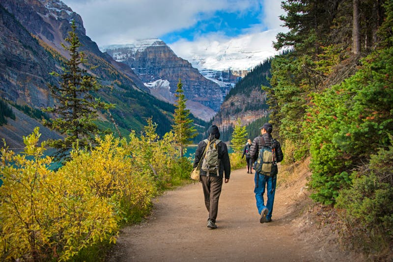 Wanderung am Lake Louise im Banff-Nationalpark - ©Janice - stock.adobe.com
