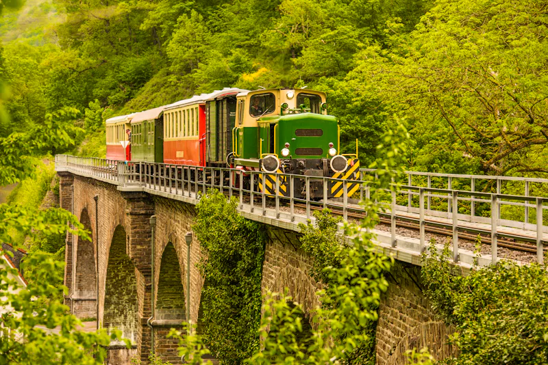 Vulkan-Express auf dem Brohltal-Viadukt - Schmalspurbahn in der Vulkaneifel - &copy;©JEFs-FotoGalerie - stock.adobe.com