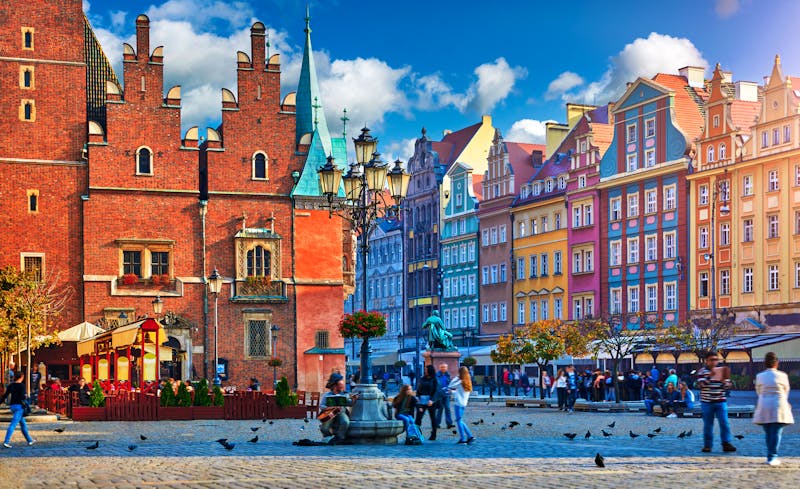 Breslau -Marktplatz mit farbenfrohen Häusern , Läden und Cafés - ©©Yasonya - stock.adobe.com