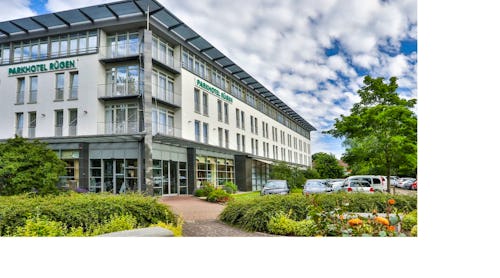 Parkhotel Rügen, Front mit Rosen – © Parkhotel Rügen