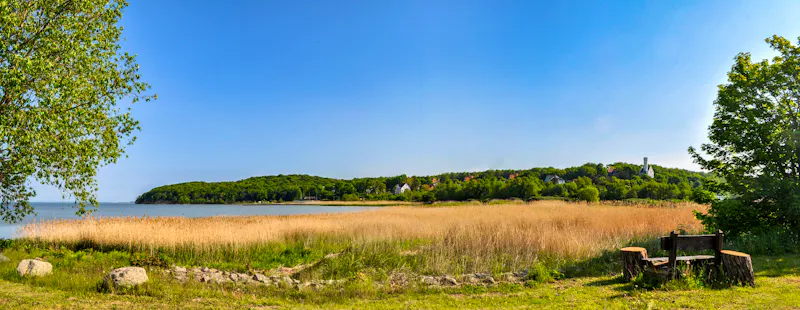  Großer Jasmunder Bodden auf der Ostsee-Insel Rügen - Rastplatz für Spaziergänger - &copy;©textag - stock.adobe.com