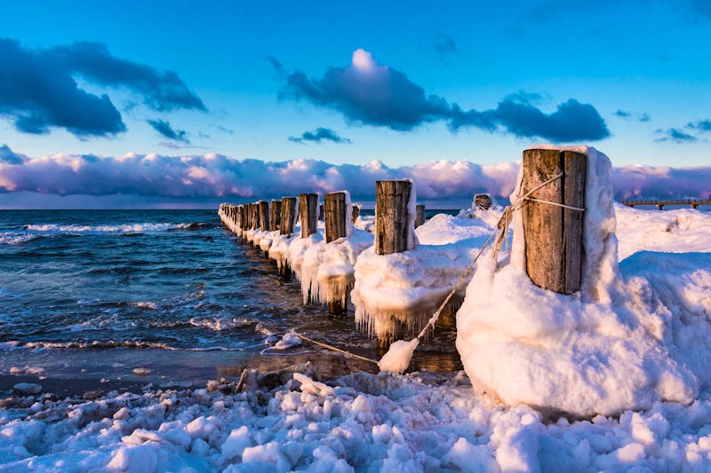 Vereiste Buhnen an der winterlichen Ostseeküste - ©©Rico Ködder - stock.adobe.com