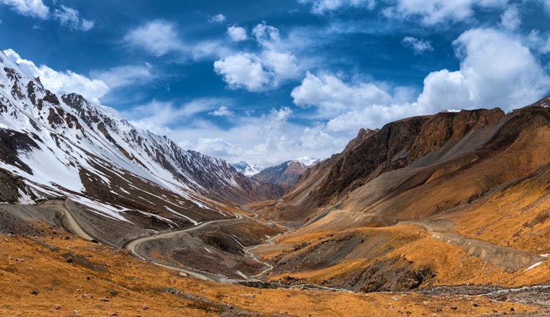 Landschaft am Barskoon Pass in Kirgistan - ©VLAD SOKOLOVSKY - Adobe Stock