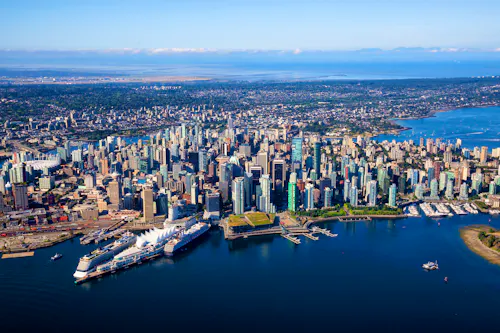 Blick über Vancouver mit Kreuzfahrt-Terminal und Hafen &ndash; &copy; Edgar Bullon - Adobe Stock