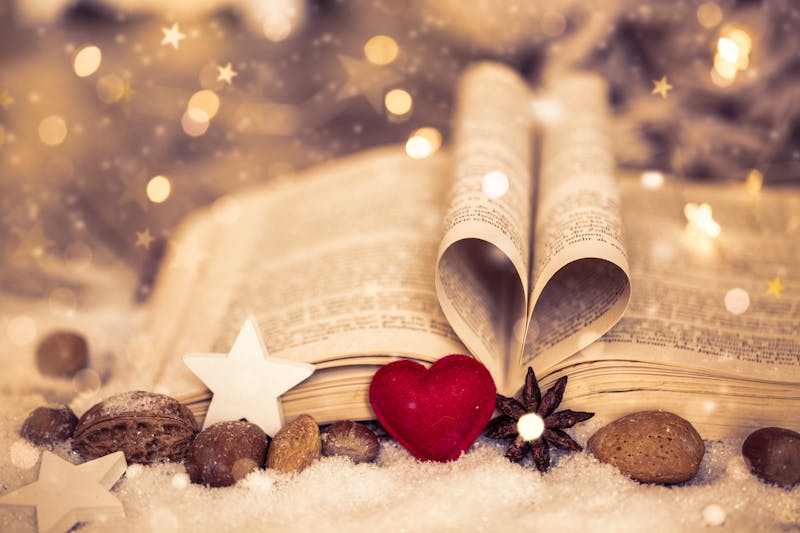 Weihnachten Buch mit Herz  - ©drubig-photo - stock.adobe.com