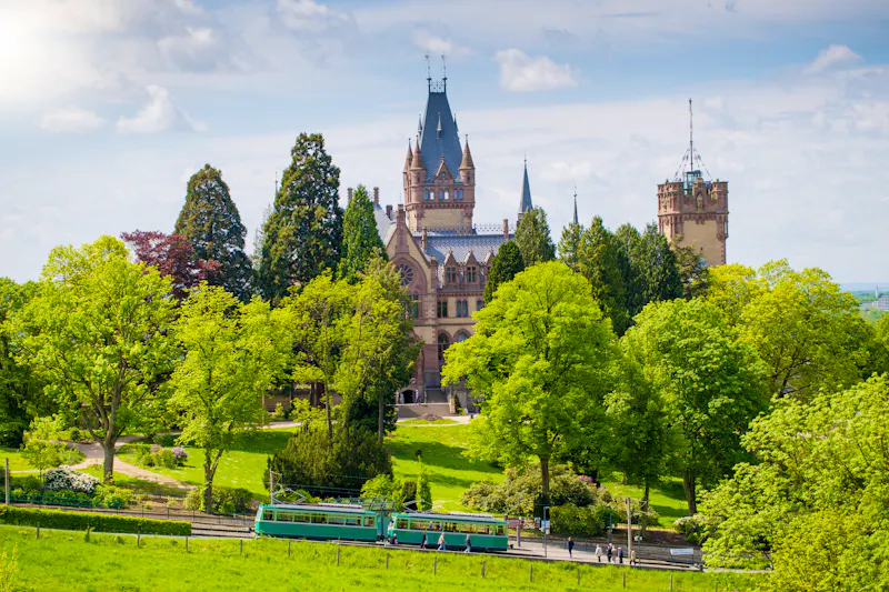 Schloss Drachenfels und die Zahnradbahn - &copy;Wonderful pictures - stock.adobe.com