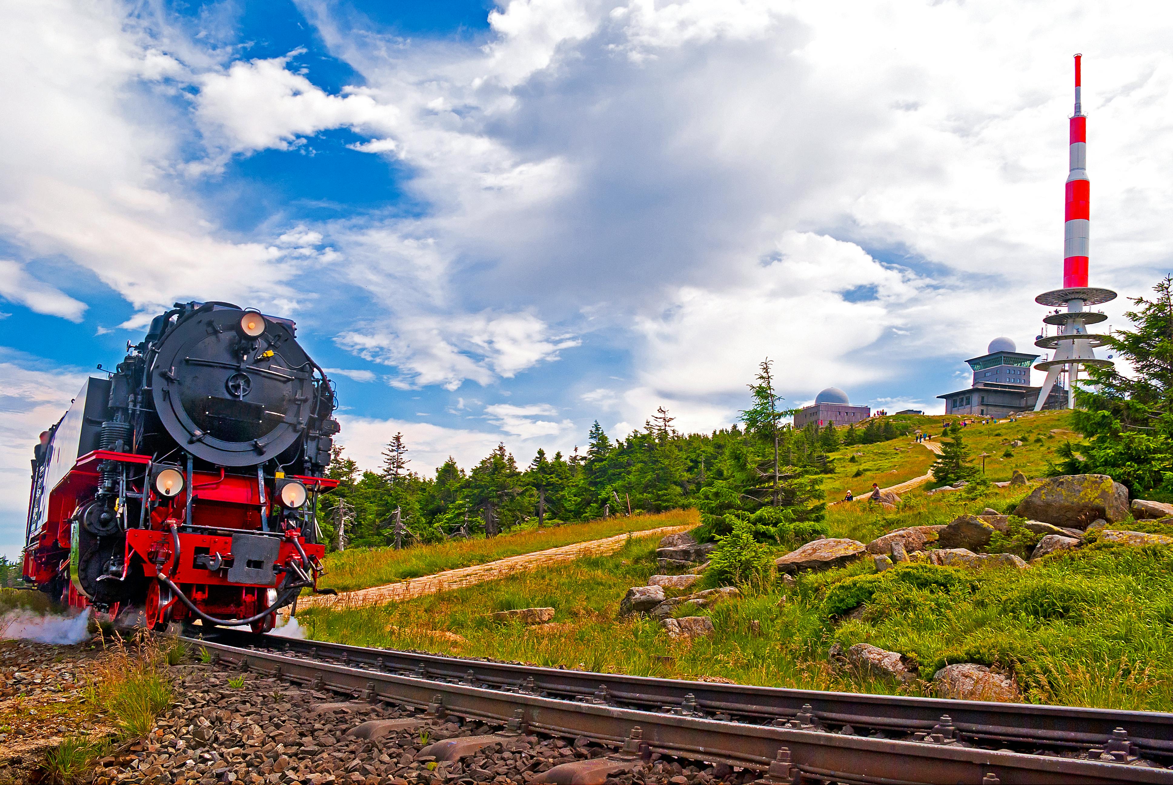 Der Brocken im Harz mit Brockenbahn und Gipfel - &copy;mojolo - stock.adobe.com