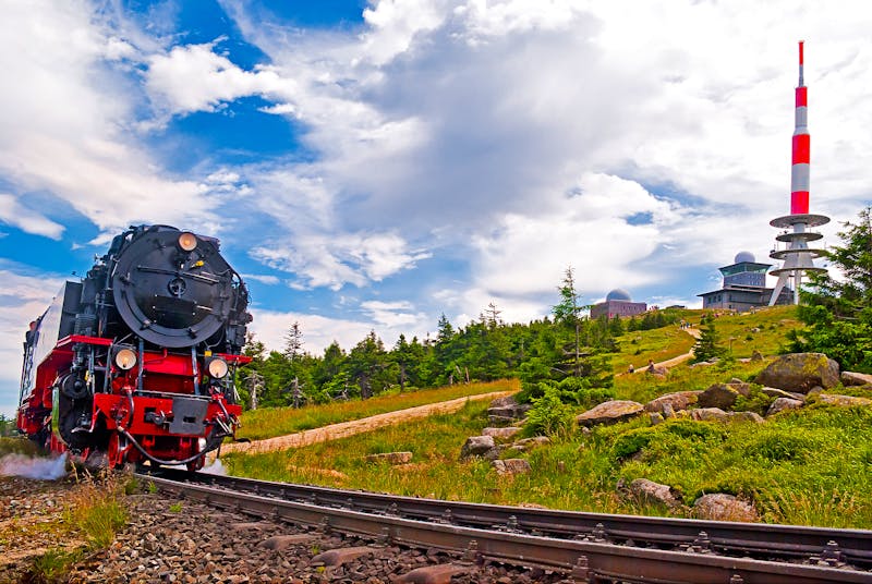Der Brocken im Harz mit Brockenbahn und Gipfel - ©mojolo - stock.adobe.com