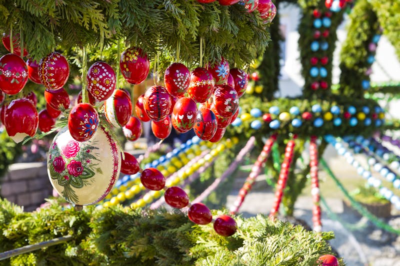 Reich geschmückter Osterbrunnen in Deutschland - ©©Svenni - stock.adobe.com