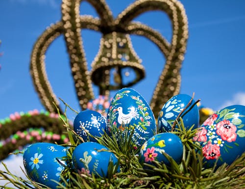 Reich geschmückter Osterbrunnen in Deutschland – © ©baumuwe - stock.adobe.com