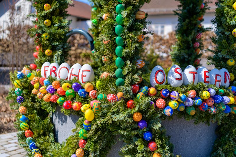 Frohe Ostern - reich geschmückter Osterbrunnen in Deutschland - ©©MaxJosef - stock.adobe.com