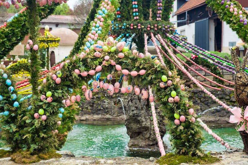 Dekorierte Osterbrunnen in Franken mit handbemalten Ostereiern - ©©Namay Dolphin - stock.adobe.com