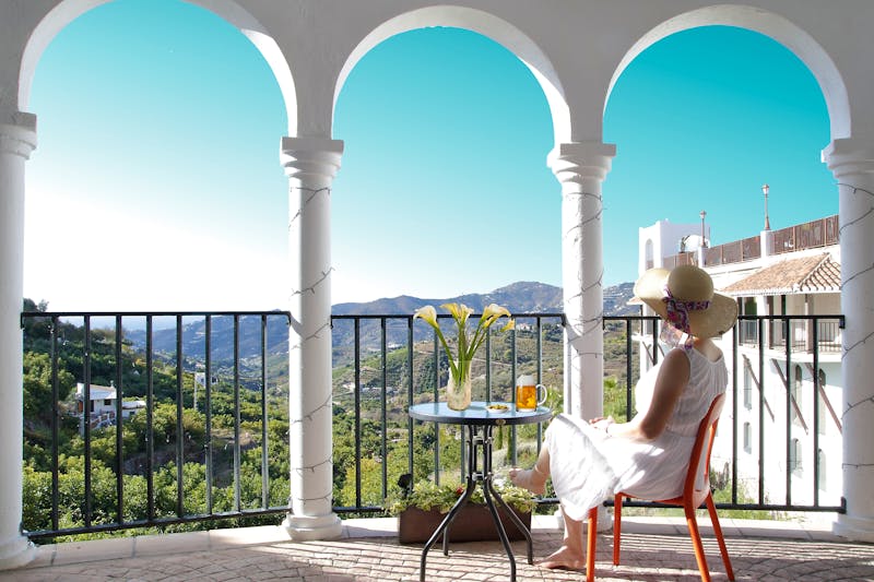 Bergdorf Frigiliana in der Provinz Malaga - eine Touristin genießt den herrlichen Ausblick - ©©munimara - stock.adobe.com