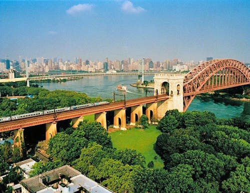 Der Amtrak über der Hell Gate Bridge in New York, die Queens mit der Bronx verbindet - USA – © Amtrak