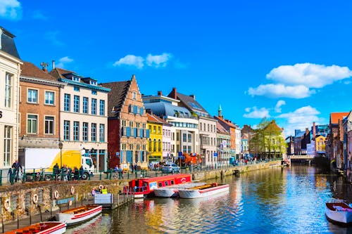 Farbenfrohe traditionelle Häuser entlang des Kanals in der Altstadt von Gent - Belgien &ndash; &copy; Kisa_Markiza - stock.adobe.com