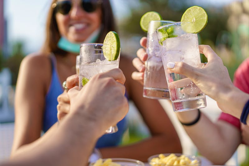 Freunde trinken einen sommerlichen Gin-Cocktail - ©G. Lombardo - stock.adobe.com