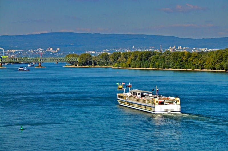 Kreuzfahrtschiff auf dem Rhein bei Mainz - ©©Fotolyse - stock.adobe.com