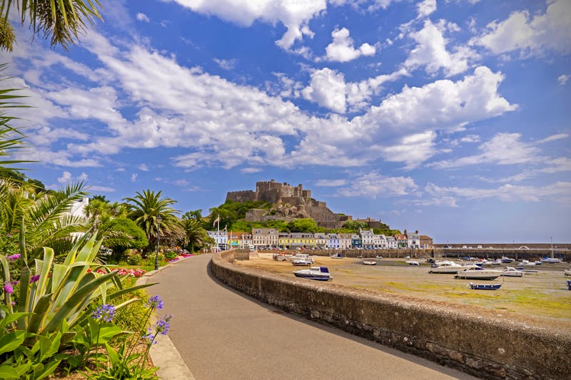 Gorey and Mont Orgueil Castle auf der Insel Jersey - ©Jack Cousin - Adobe Stock