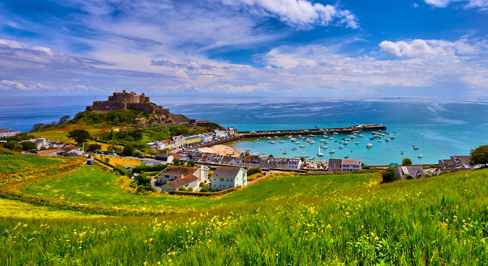 Gorey and Mont Orgueil Castle auf der Insel Jersey &ndash; &copy; ©Gary P le Feuvre - stock.adobe.com