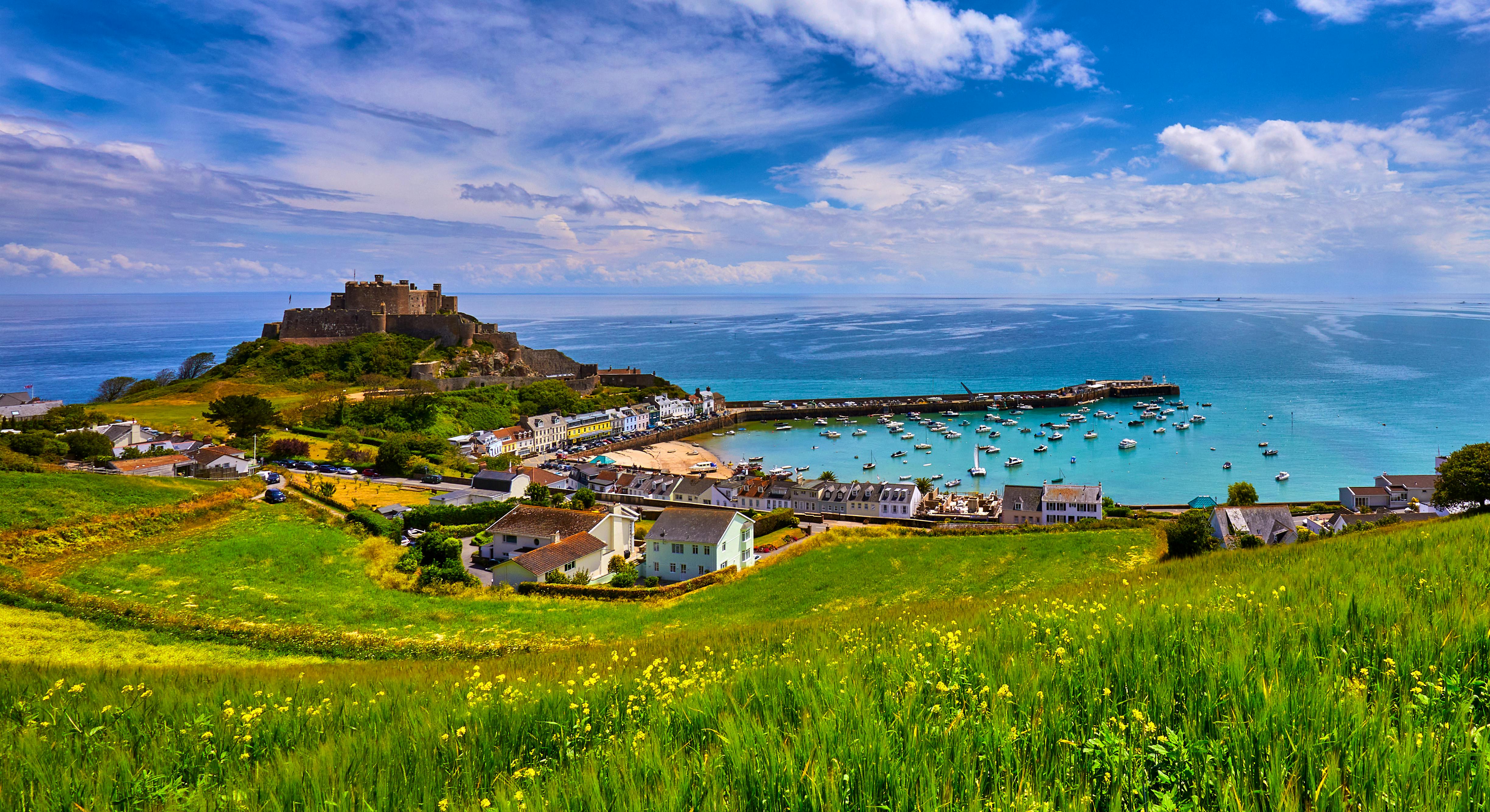 Gorey and Mont Orgueil Castle auf der Insel Jersey – © ©Gary P le Feuvre - stock.adobe.com