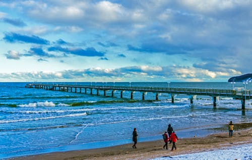 Strand und Seebrücke im Ostseebad Binz &ndash; &copy; Angelika Bentin - Adobe Stock