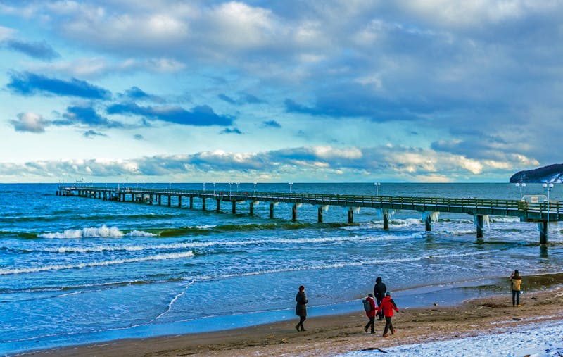 Strand und Seebrücke im Ostseebad Binz - ©Angelika Bentin - Adobe Stock