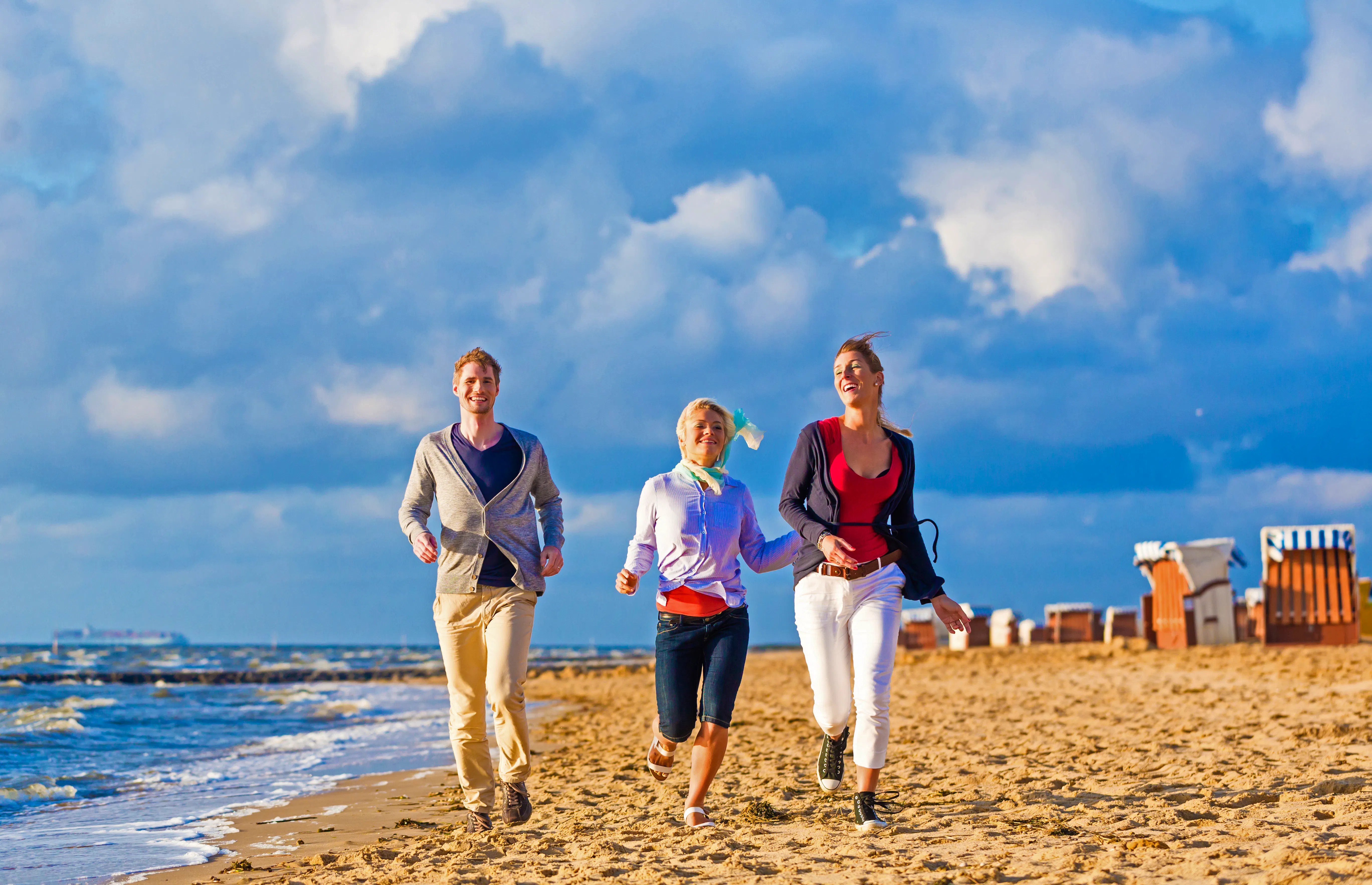 Spaziergang am Strand &ndash; &copy; ©Kzenon - stock.adobe.com