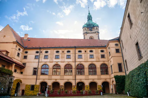 Schloss Melnik - Innenhof &ndash; &copy; AnnaRudnitskaya - stock.adobe.com