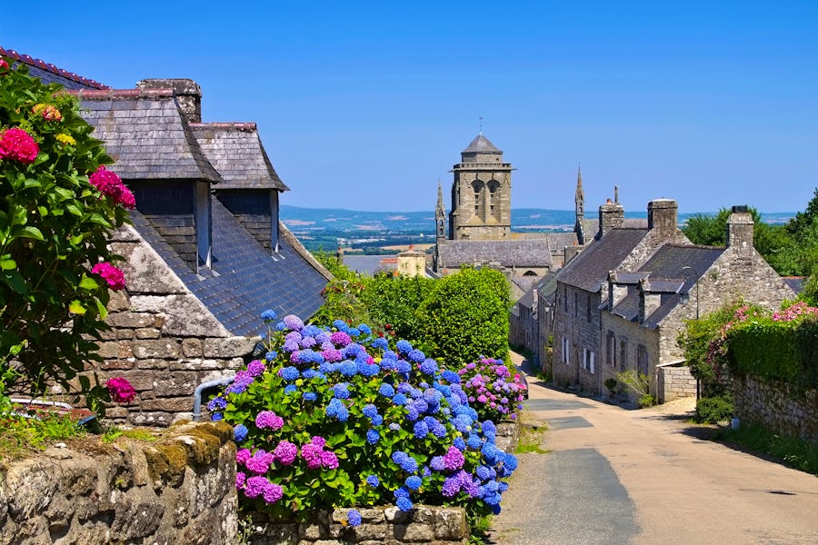 Mittelalterliches Dorf Locronan in der Bretagne – © LianeM - stock.adobe.com