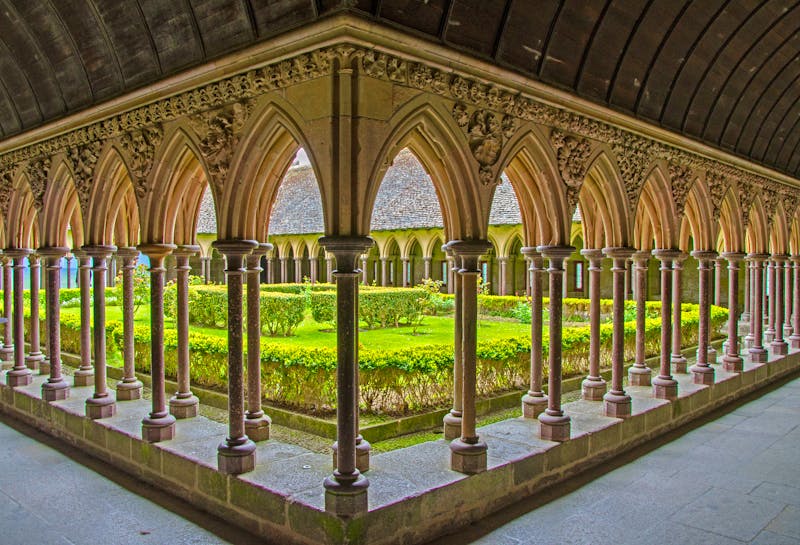 Kreuzgang im Kloster Mont Saint Michel - ©Guillaume Martial - Adobe Stock