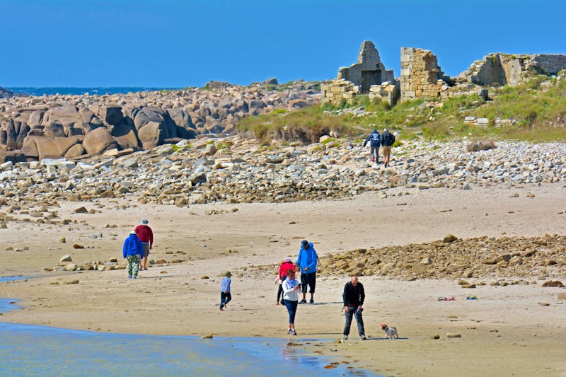 Strandwanderung auf der Ile Grande in der Bretagne - ©aquaphoto - stock.adobe.com