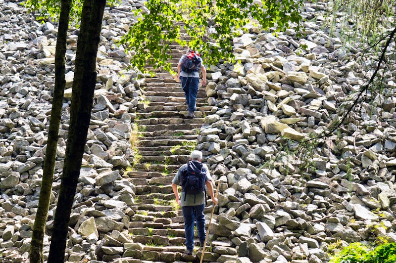 Wanderer auf dem Ringwall bei Otzenhausen - Hunnenring - ©©jozsitoeroe - stock.adobe.com