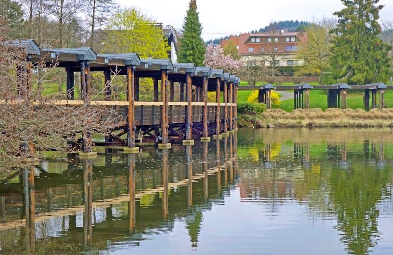 Holzbrücke im Kurpark von Weiskirchen - ©Lothar Nahler - Adobe Stock