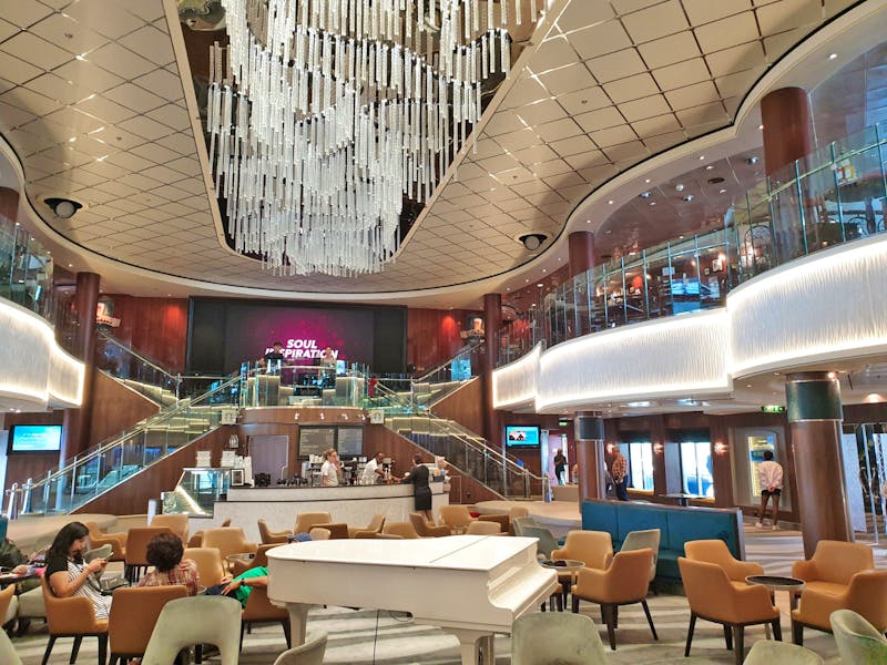 Atrium auf dem Kreuzfahrtschiff Norwegian Jewel - ©Eberhardt TRAVEL - Isabel Zwanzig