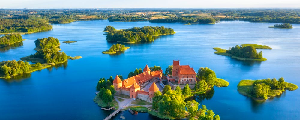 Wasserburg Trakai nahe Vilniue - eingebettet in eine großzügige Seenlandschaft – © ©dzmitrock87 - stock.adobe.com