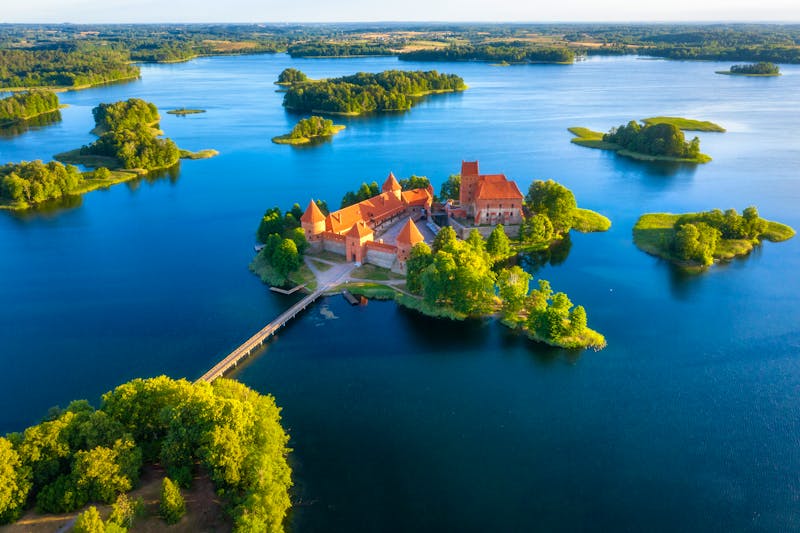 Wasserburg Trakai nahe Vilniue - eingebettet in eine großzügige Seenlandschaft - ©©dzmitrock87 - stock.adobe.com