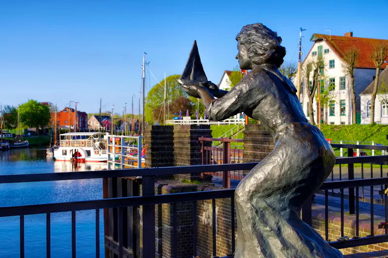 Carolinensiel - Hafen mit Statue - &copy;LianeM - stock.adobe.com