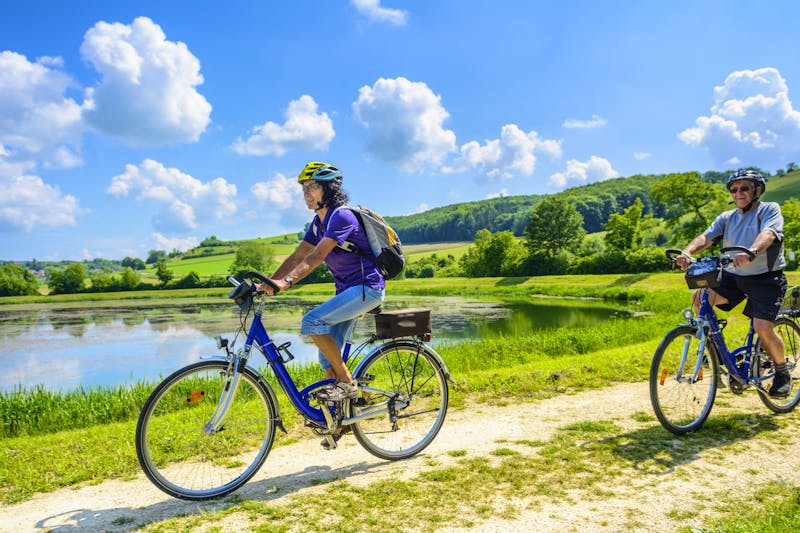 Fahrradtour am See - ©©ARochau - stock.adobe.com