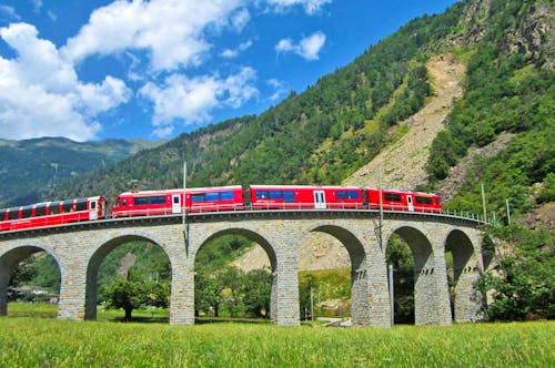 Kreisviadukt von Brusio - Bernina-Express &ndash; &copy; Eberhardt TRAVEL - Gisela Gerlach